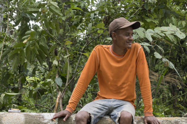 男人下班后休息-库存照片图片下载