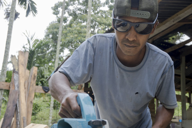 木匠正在刨木板-库存照片图片下载