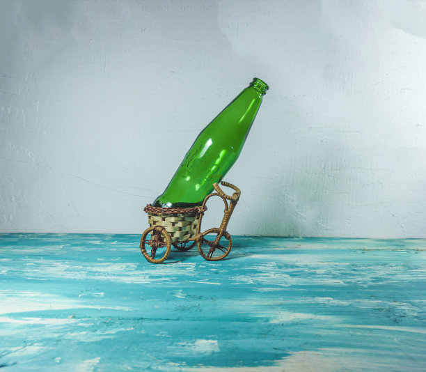 绿色啤酒瓶，送啤酒图片下载