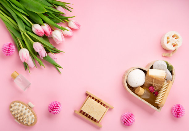 天然生态友好的家庭水疗产品在粉红色的背景。图片下载