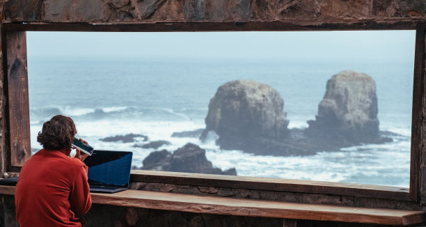 在海滩上工作的人，一边打电话一边看着大海，皮切勒穆，蓬塔德洛波斯图片下载