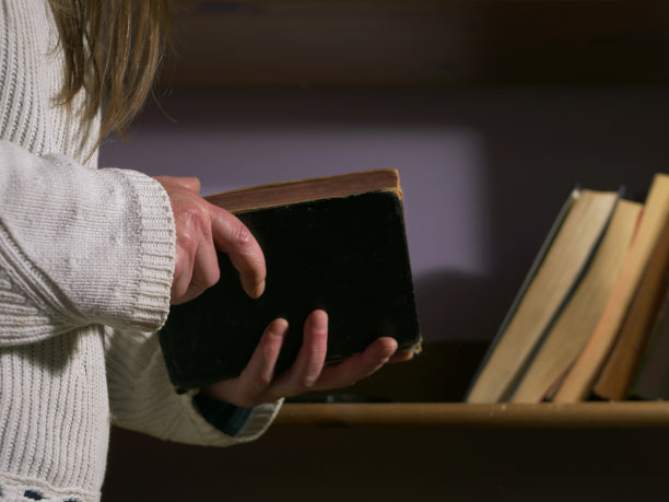 女人在翻阅旧书图片下载