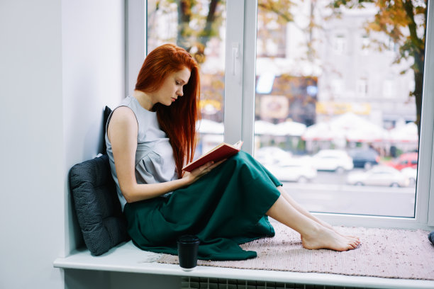 严肃的女士坐在房间里看书图片下载