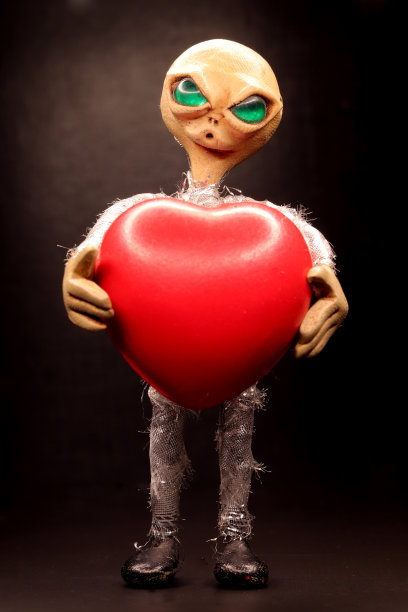 怀抱心脏的外星人图片下载