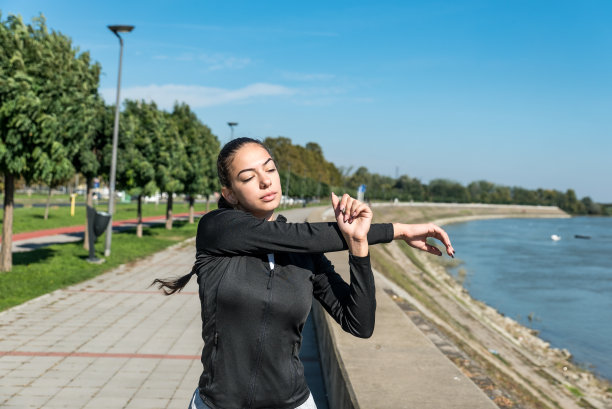 年轻的女学生或大学生在早晨准备考试前伸展肌肉，做例行的体重训练图片下载