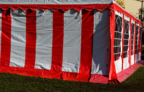 由不易燃材料制成的板材，卡车后入口的PVC篷布配有透明塑料拉链窗，帐篷的钢框架由镀锌管、红白条纹制成图片下载