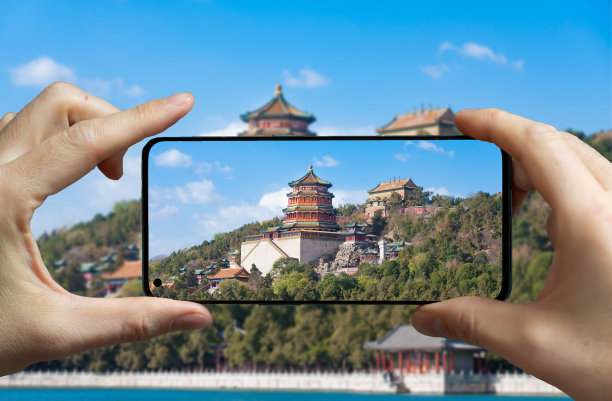 中国北京，一名游客在颐和园用手机拍照。图片下载