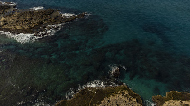 绿松石色海洋岩石抽象自然背景航拍图片下载