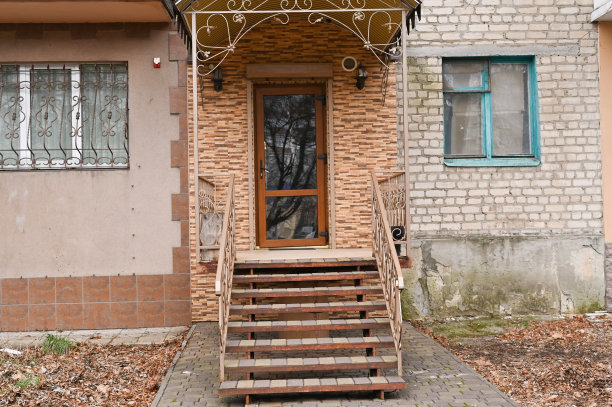 商店和入口在一个古老的多层建筑的门廊。图片下载