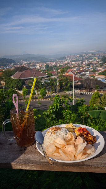 城市山上的茶饮料照片图片下载