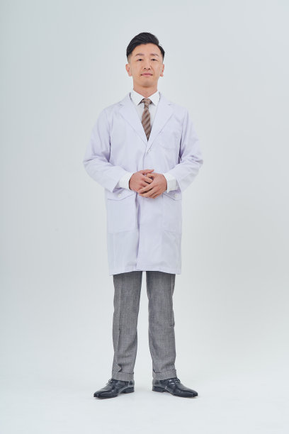 在室内穿白大褂的男人图片下载