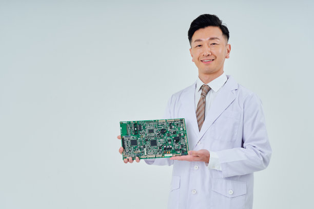 一个穿着白大褂，带着电子电路的人图片下载