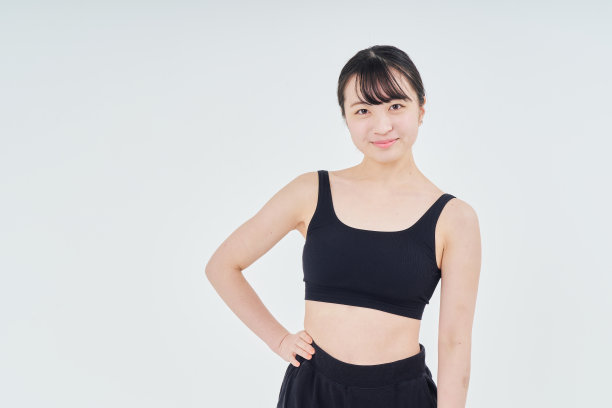 年轻女子在室内穿着运动服图片下载