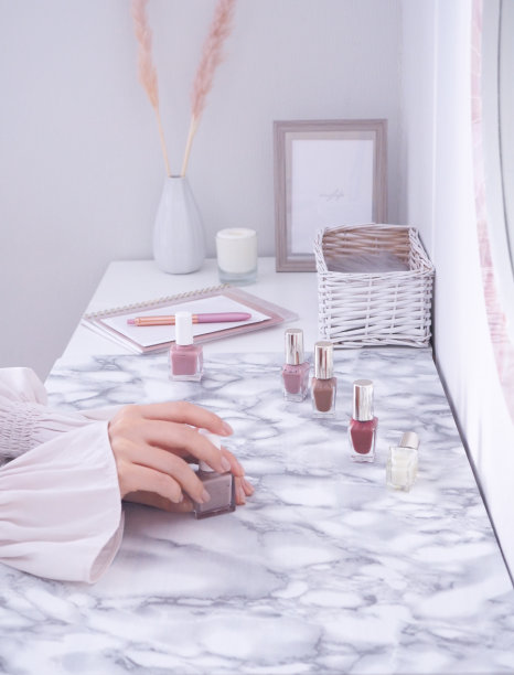 一个女人在明亮干净的房间里画指甲图片下载