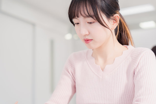 正在考试的女人图片下载