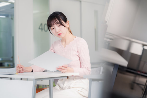 正在考试的女人图片下载