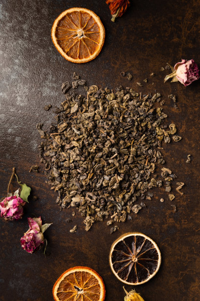 绿茶和干花在棕色背景俯视图。图片下载