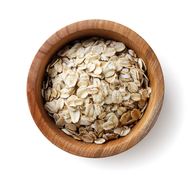 燕麦片放在木盘里，白色背景。俯视图图片下载