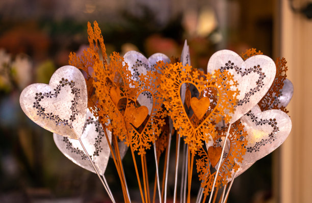 不同的花和花苗附近花店入口，春天的时候，复活节的概念图片下载