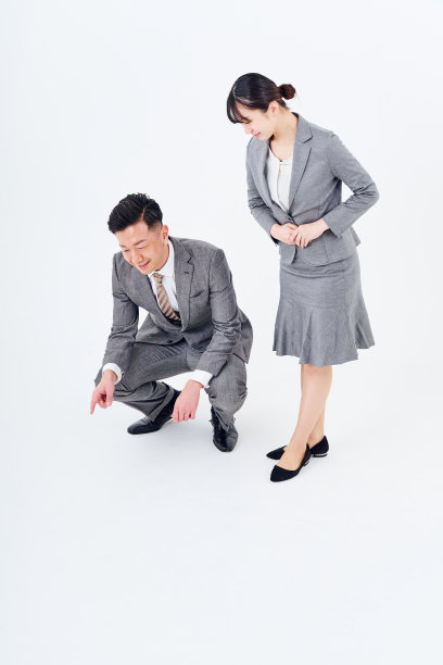 穿着西装的男人和女人盯着屏幕底部图片下载