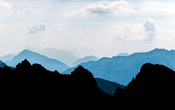 壮观的蓝色和青色的山脉轮廓在清晨的日出光。阿尔卑斯山，Vorarlberg，奥地利。图片下载
