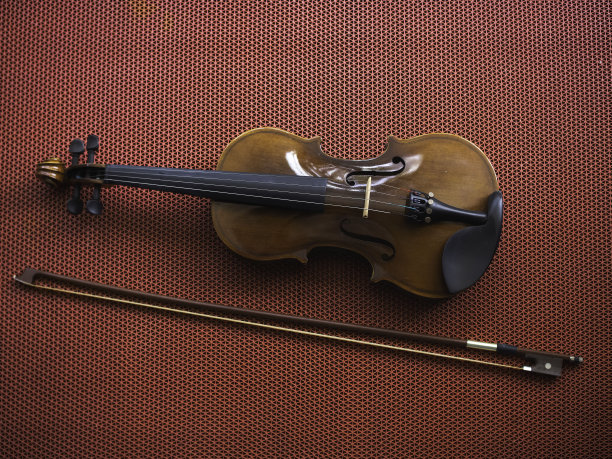 小提琴和弓放在背景上，展示声学乐器的细节图片下载
