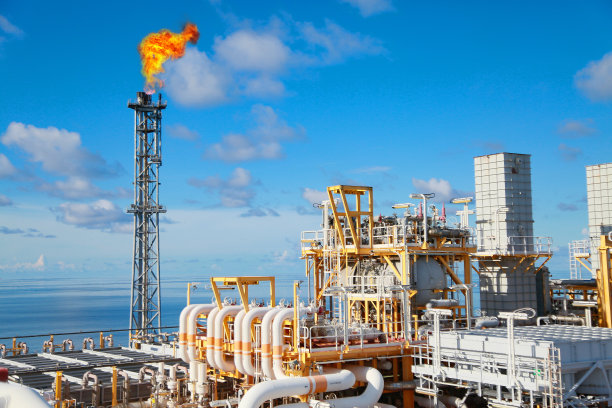 利用自然和绿色能源生产石油和天然气的海上建设平台。石油和天然气行业辛苦工作。生产平台和操作过程具有手动和自动功能图片下载