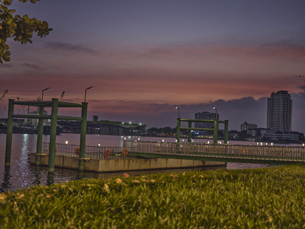 天空是湄南河畔曼谷的奇迹。图片下载