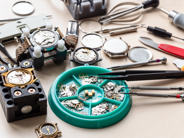 钟表配件放在托盘里，工具放在桌上，手表放在桌上图片下载