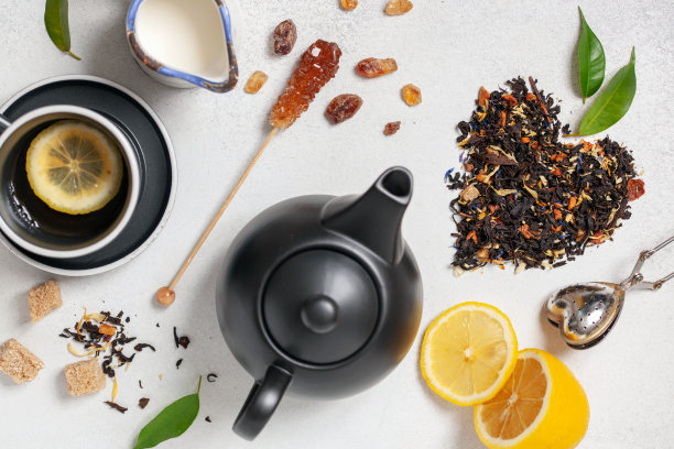 浅灰色背景上的茶色构图。平的。前视图。横幅图片下载