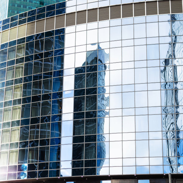 蓝色多云的天空和塔反映在墙上图片下载