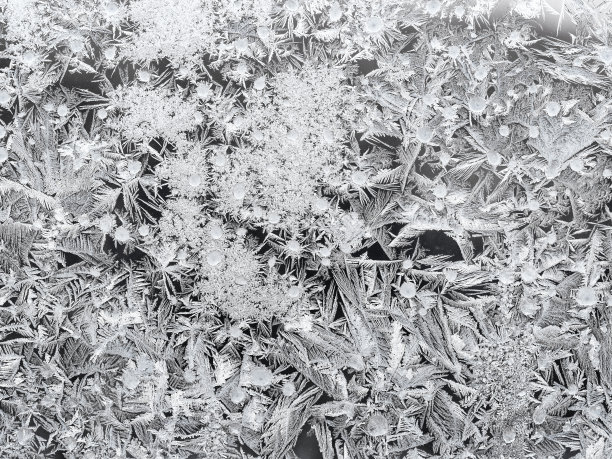 冬天结冰的窗户玻璃特写图片下载