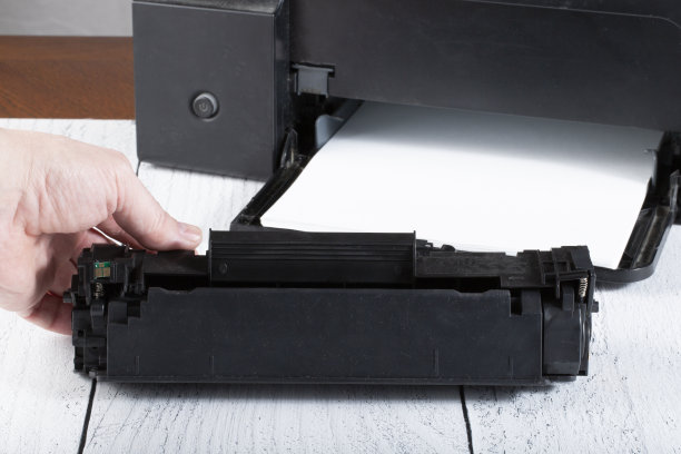 更换打印机墨盒。图片下载