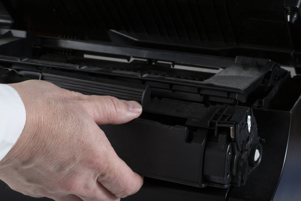 更换打印机墨盒。图片下载