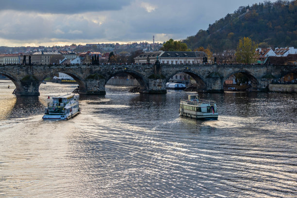 船沿着伏尔塔瓦河航行到布拉格历史中心的查理大桥。图片下载