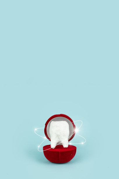 创意医学圣诞口腔牙齿礼物与保护旋涡周围的蓝色背景。保健，卫生理念。本空间图片下载