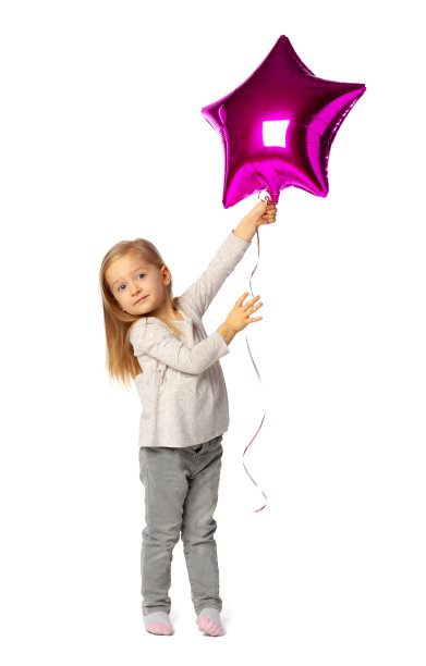 可爱的小金发女孩与紫色星形气球孤立在白色背景图片下载