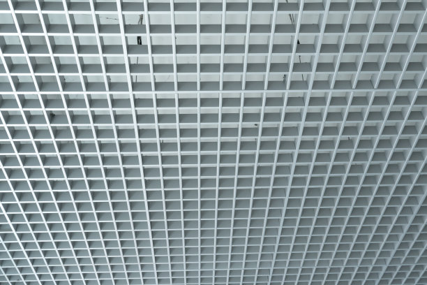 网格天花板背景是美丽的，因为它被设计来掩盖原始天花板的痕迹，从而形成现代网格天花板图案。天花板的背景用网格状的钢装饰。图片下载