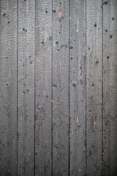 燃烧木材碳化后形成的黑色木墙背景，表面呈黑色，看起来很自然，用作装饰墙，使建筑看起来不寻常。图片下载