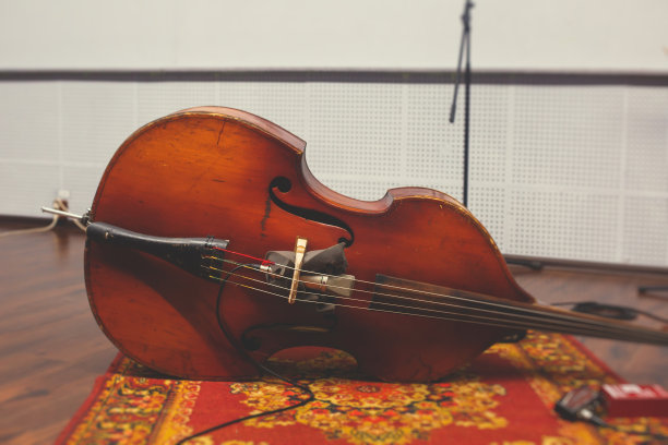 在排练时戴着耳机的低音大提琴演奏家，在录音室为新专辑歌曲录音，大提琴大提琴演奏家，带麦克风和乐队管弦乐队，音乐制作图片下载