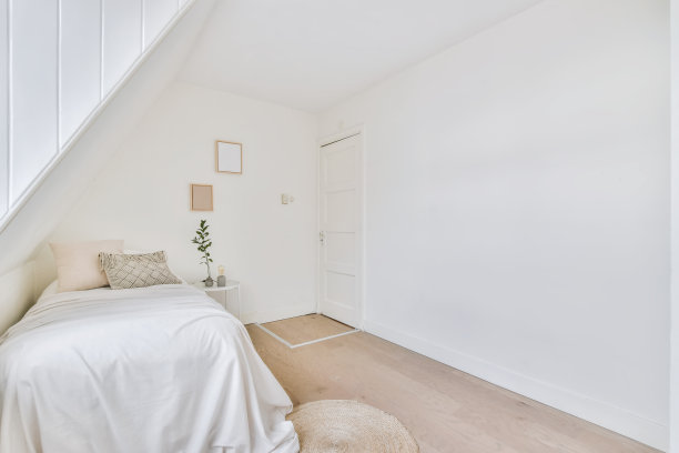 舒适的双坡式卧室，浅色色调图片下载