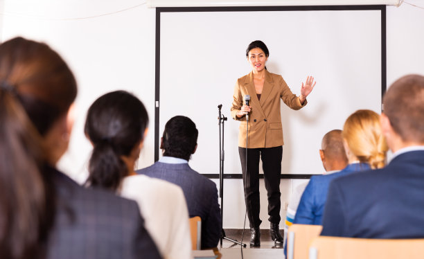 商务会议女发言人的肖像图片下载