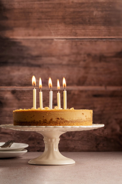 生日蛋糕与燃烧的蜡烛，乡村木制背景，复制空间。图片下载