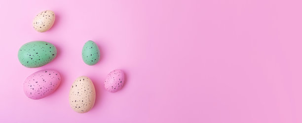 框架从彩色鸡蛋在粉红色的背景，复活节的概念。带有负空间的大型横幅。图片下载