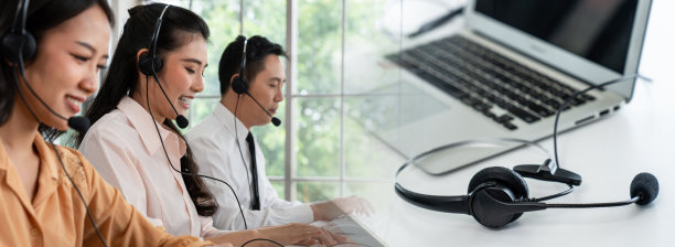 业务团队戴着耳机在办公室积极工作。呼叫中心、电话营销、客服为客户提供电话视频会议服务。图片下载