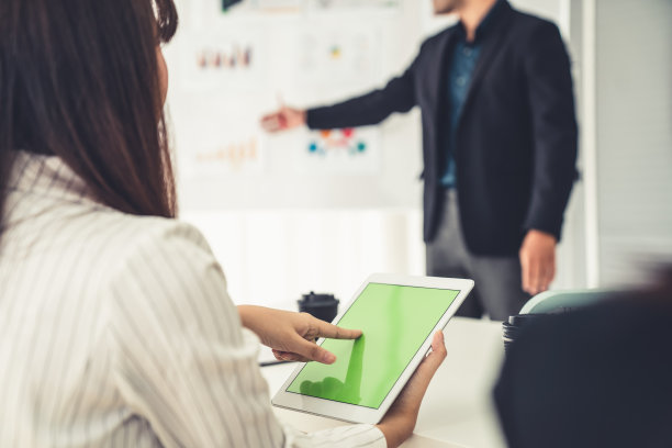 商务妇女在商务会议中熟练使用电脑在办公室。公司业务团队协作概念。图片下载