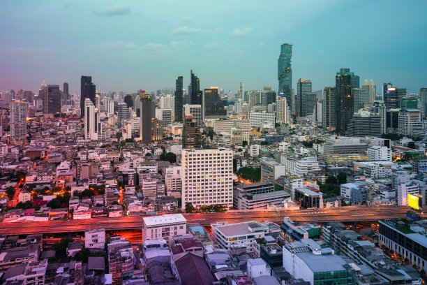 大都市中心的夜间城市景观和高层建筑。市中心商业区全景。图片下载