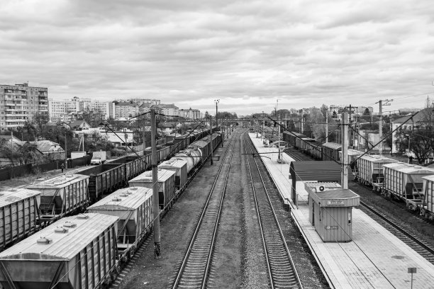 在铁路上经过火车后拍摄主题铁路轨道图片下载