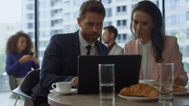 有动力的商业小组在咖啡馆用笔记本电脑讨论项目成功。图片下载