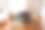 一名年轻女子在家里用笔记本电脑工作时累了，在办公桌前睡着了图片下载